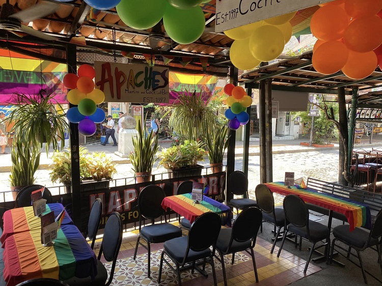 apaches martini bar