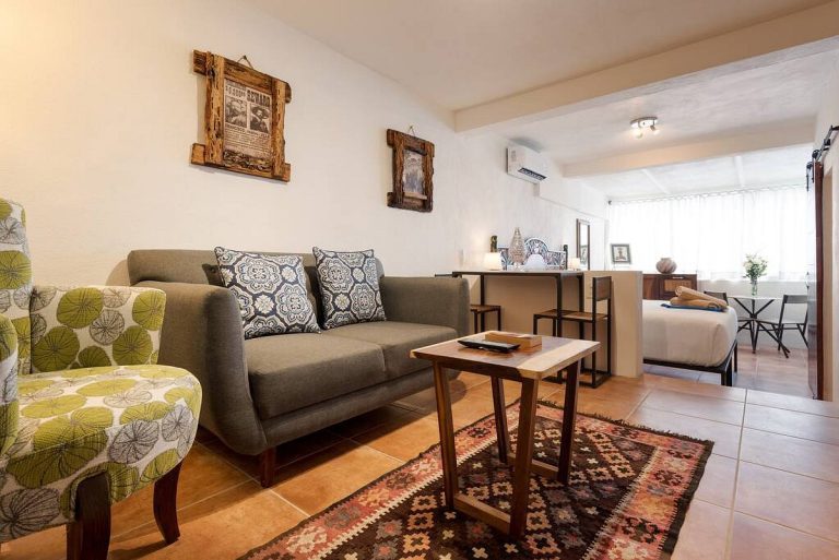 living area deluxe king 768x513