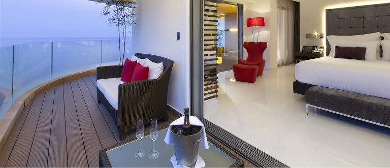 mousai corner suite terrace xl w1920h825 768x331