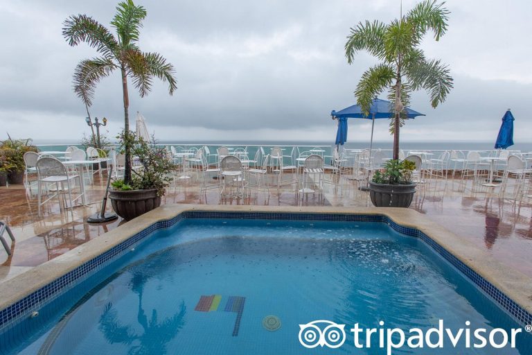 rooftop pool v18513857 768x512