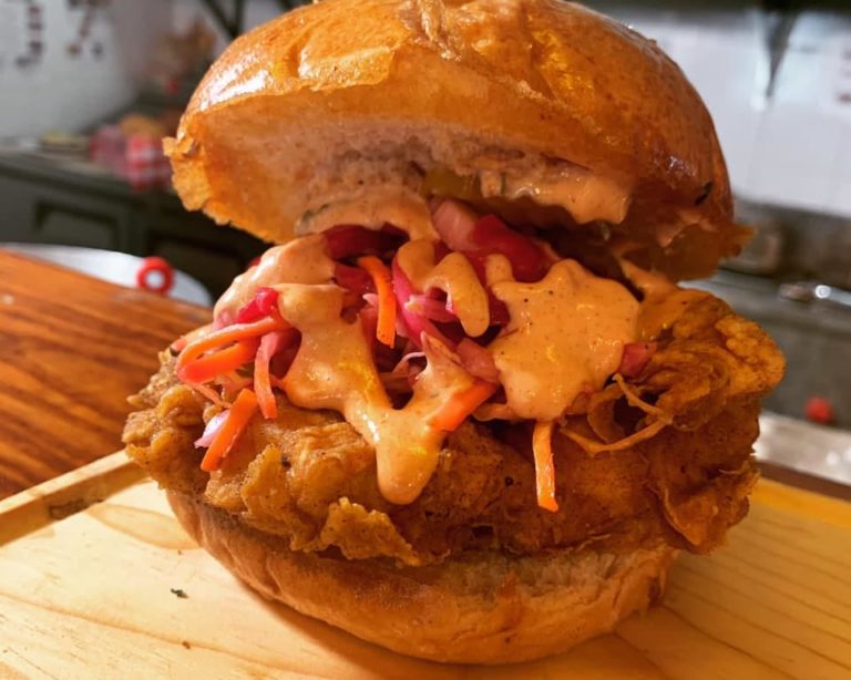 whiskey kitchen versalles 3 768x614